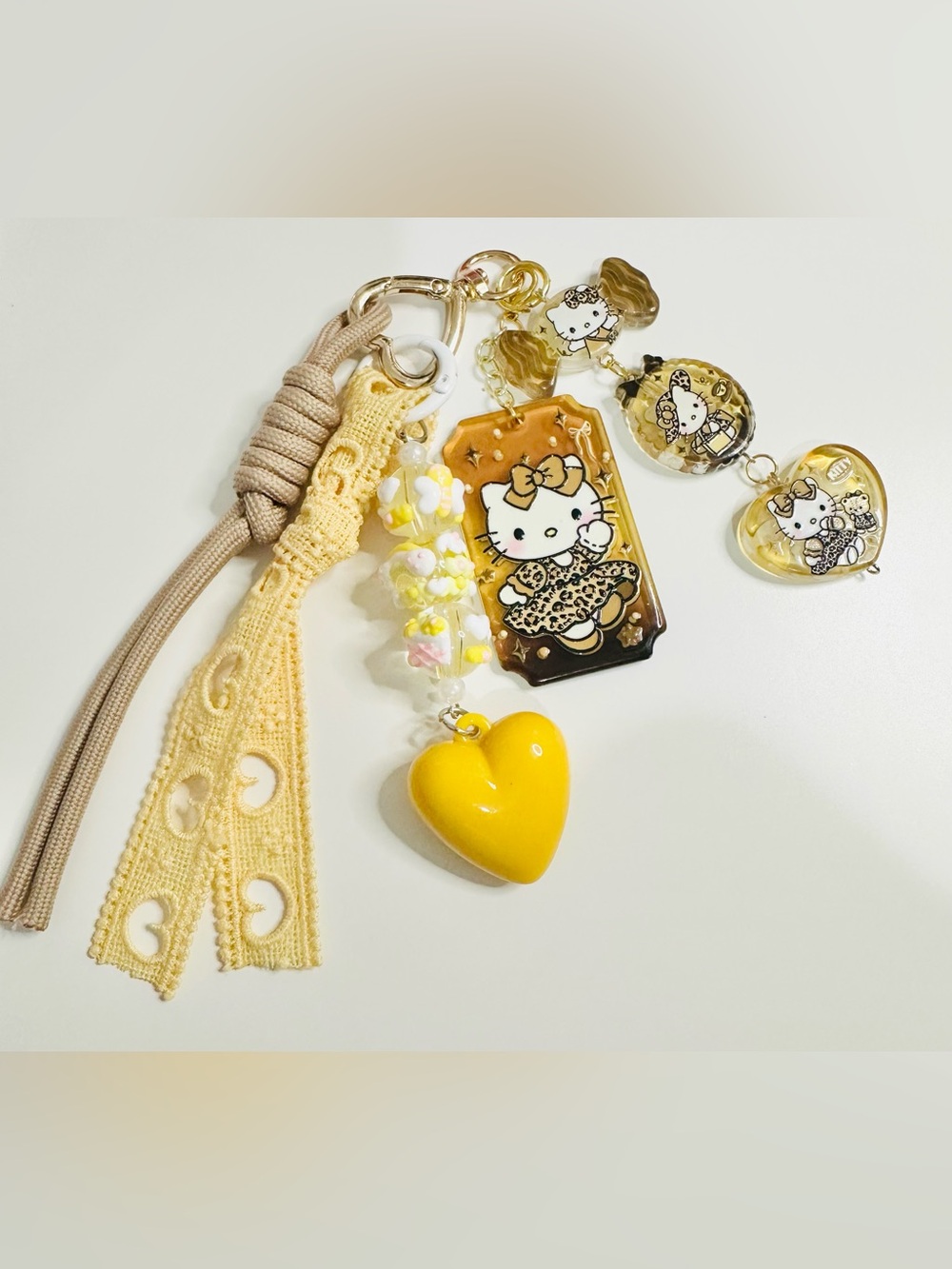 Hello Kitty Yellow Heart & Charm Bag Keychain - Accessories